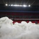 やめてあげて…サッカー審判、ファンから「雪の集中砲火」を浴びる 画像
