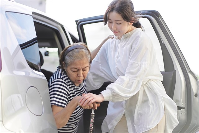 自己破産　車　介護